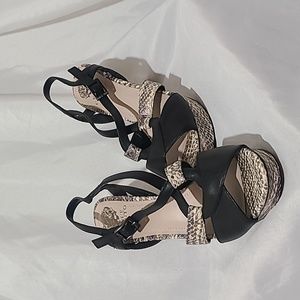 EXCELLENT CONDITION VINCE CAMUTO HEELS SIZE 8.5